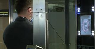 Paşaportul biometric îi scapă pe oameni de cozi şi de aglomeraţie pe aeroportul Otopeni. Cei cu acte false nu mai au șanse să treacă de porți