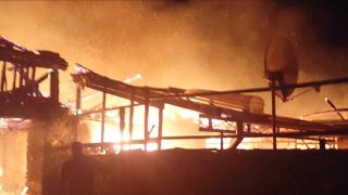 Incendiu violent într-o localitate din Caraş-Severin. Drumul European 70, blocat mai bine de trei ore de maşinile pompierilor