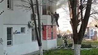 Doi poliţişti de la Rutieră au devenit eroi în Constanţa, după ce au salvat trei persoane dintr-un apartament în flăcări