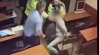 Tânăr încătuşat, bătut de poliţiştii de la Sectia 16. Trei dintre agenţi ar fi implicati în cazul bărbatului torturat pe un camp