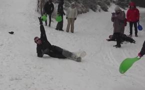 După soare şi temperaturi de primăvară, iarna s-a întors şi le-a dat mari bătăi de cap drumarilor