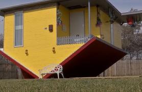 Căsuța răsturnată, unică în România, primește deja oaspeți