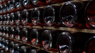 România se află printre primele ţări producătoare de vin din UE. Secretele îmbutelierii şi depozitării vinului
