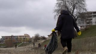 Locuitorii din Constanţa s-au strâns să cureţe plajele. "Vrem să ne relaxăm vara, dar acum arată deplorabil"