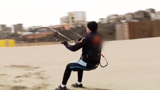 Pasionaţii de senzaţii tari se pregătesc deja de sezonul estival. Primii elevi au început lecţiile de kitesurfing