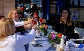 Răsfăț de Ziua Femeii: 8 martie pe schiuri, ori cu un cocktail la terasă, la malul mării