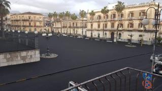 Ploaie neagră de cenușă și rocă vulcanică în Silicia, după erupția Vulcanului Etna