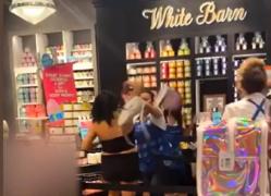 Scandal la un magazin de produse cosmetice din Arizona, după ce o femeie n-a vrut să aştepte la rând