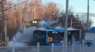 Un tren a spulberat un autobuz rămas blocat pe linia ferată din cauza unei defecţiuni, în Suedia