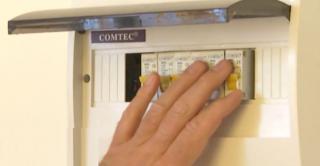 Un sucevean s-a trezit cu un alt furnizor de energie electrică, după ce hoții i-au falsificat semnătura pe un contract