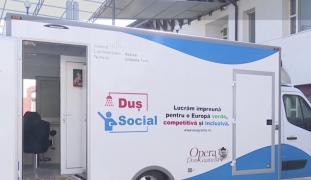 O rulotă cu duș și mașină de spălat, pusă la dispoziția oamenilor străzii, în Iași. Proiectul vrea să le redea oamenilor „egalitatea și demnitatea”