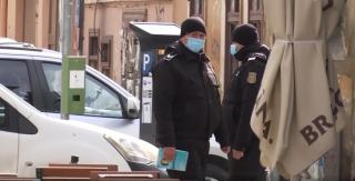 Examen cu scandal la Poliţia Locală Braşov. Oamenii legii ar fi copiat rezolvările cu telefonul mobil