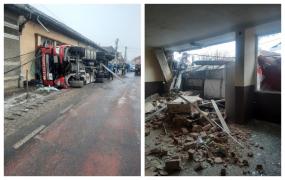 Un şofer băut s-a răsturnat cu cisterna şi a distrus zidul unei case. Momentul a fost surprins de camerele de supraveghere