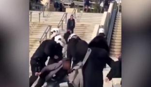 Război pe străzile Atenei, după ce un marş împotriva acţiunilor brutale ale poliţiei a degenerat