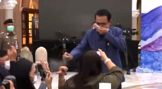 Premierul thailandez a stropit jurnaliştii cu dezinfectant, enervat de o întrebare incomodă