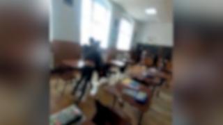 Imagini cu o elevă din Argeş, bătută de un coleg. Restul clasei îl încurajează pe agresor