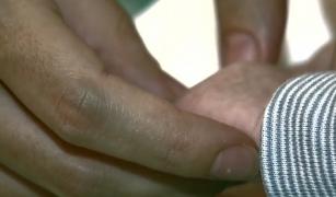 Părinţii ar putea primi mai mulţi bani dacă se întorc mai repede la muncă din concediul de creştere a copilului