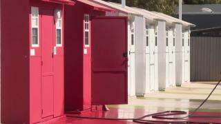 Sat cu case colorate, amenajat pentru persoanele fără adăpost din Los Angeles