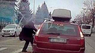 Şofer luat la pumni pe o stradă din Vâlcea, după o şicanare în trafic. O cameră de bord a filmat bătaia