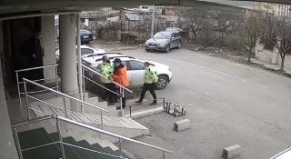 Scandal între tatăl vitreg al Cătălinei Ponor şi poliţişti. Bărbatul s-a ales cu dosar penal pentru ultraj, după ce i-ar fi lovit pe oamenii legii