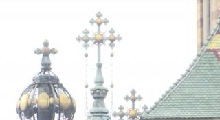 Crucile Catedralei din Timișoara, „tăiate” la o postare din campania pro-vaccinare