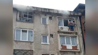 Apartament în flăcări, imagini dramatice la Uricani. Oamenii au ieşit pe geam, ca să se salveze