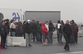 Incident la vama Nădlac II. Pasagerii din trei autocare au încercat să intre în țară cu teste Covid false cumpărate de la șoferi