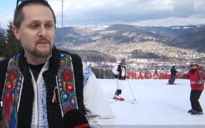 Distracție pe pârtii, la final de sezon. La Vatra Dornei, schiorii au înlocuit costumele de pârtie cu cele populare