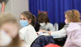 Testări puţine în şcoli, se înmulţesc infectările în rândul elevilor. Nu există personal medical disponibil și nici părinții nu sunt de acord