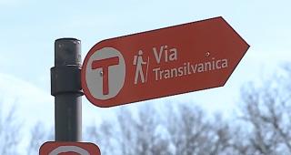 Sat din circuitul turistic, izolat după ce drumul de acces a fost aproape distrus. Bătrânii sunt nevoiţi să apeleze la ajutorul tinerilor