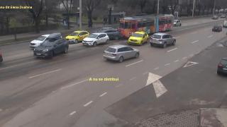 Tamponare în lanț în centrul Iașului: Un tramvai a intrat în mașinile care așteptau la semafor. Momentul a fost surprins de o cameră de supraveghere