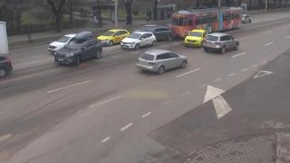 Anchetă internă, după ce un tramvai a măturat șase mașini, în Iaşi. Vatmanul nu reuşeşte să dea o explicaţie pentru ce s-a întâmplat