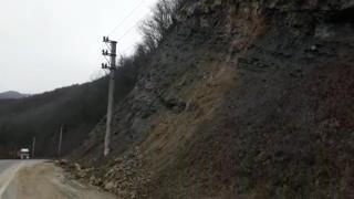 Cad pietre pe Valea Oltului. Traficul a fost blocat pe sensul de mers Vâlcea-Sibiu