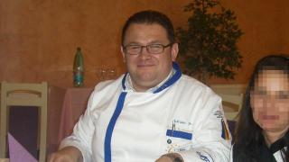 Decesul cunoscutului chef Adrian Pop, după ce a petrecut cu poliţişti, învăluit în mister. Lipsesc ore de filmări de pe camerele de supraveghere