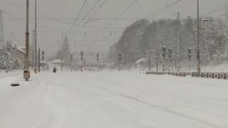 Primăvară cu troiene și risc de avalanșă. Dacă pe pârtie ninsoarea este motiv de bucurie, pe şosele apar problemele