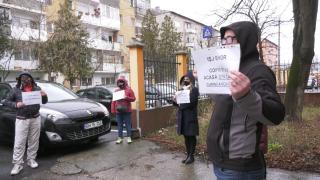 Zeci de părinţi din Bihor au protestat faţă de schimbarea învăţătoarei care a suplinit-o temporar pe titulara răpusă de COVID