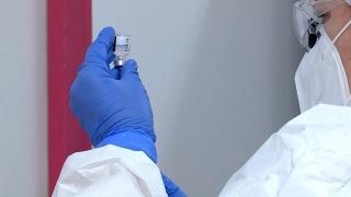 Primele amenzi după ce un om a fost vaccinat cu Pfizer la prima doză şi cu Moderna la rapel. Medicii şi oficialii spun că riscurile sunt minime