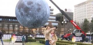La Iași, turiștii și localnicii pot ține luna în palmă. Instalaţia aparține unui artist britanic și va ajunge în mai multe țări din Europa
