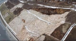 Pe "autostrada muzeu" din judetul Cluj, şoferii au ajuns să circule cu 60 de kilometri la oră. Șofer: ”Sunt multi subcontractori și banii se duc în altă parte”