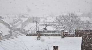 Alertă meteo de frig şi ninsori în toată ţara, până joi. Cod galben de viscol şi strat nou de zăpadă la munte