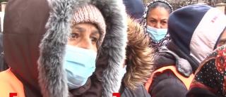 Angajaţii de la salubritate, protest în stradă: "Nu plecăm până nu primim banii! Nu plecăm până nu primim toate salariile!"