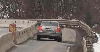 DN1 arată ca după război, şoferii fac slalom printre gropi. Drumarii spun că aşteaptă vremea caldă ca să-l repare