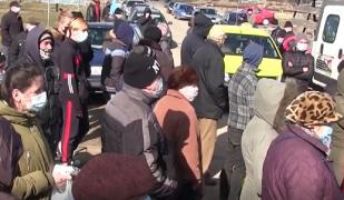 Aproape 1.000 de bârlădeni au sfidat pandemia pentru pachetele de la UE. Oamenii necăjiţi au uitat de distanţare şi de masca de protecţie