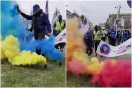 Protest cu fumigene la Ministerul de Interne. Poliţiştii cer demisia ministrului şi au cântat Imnul