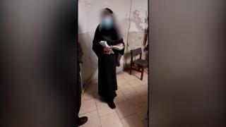 O falsă măicuţă a fost surprinsă cerând bani călătorilor într-o staţie de metrou din Bucureşti