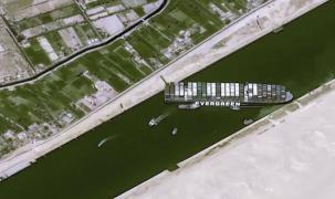 Până la 20.000 de metri cubi de nisip trebuie îndepărtaţi din Canalul Suez pentru eliberarea navei blocate încă de marți, potrivit autorităților