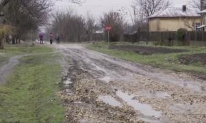 Sat din judeţul Olt, împotmolit în noroi. Autorităţile ridică din umeri