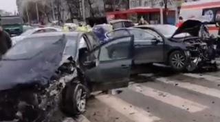 Impact violent între două maşini, după ce o şoferiţă din Iaşi nu a acordat prioritate. Doi copii, printre victimele grav rănite