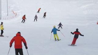 Sezonul de schi se prelungește cu cel puţin două săptămâni, după ninsorile de la munte. Turist: ”E superb, brazii par desenați”