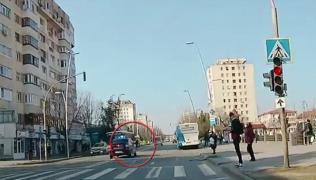 Bărbat mort după ce a fost lovit de o maşină a Jandarmeriei, în Bacău